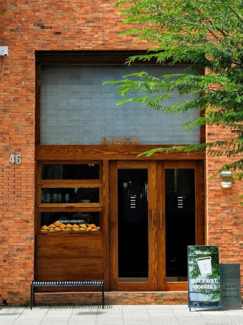 Kh&aacute;m ph&aacute; 11:11 Cafe kh&ocirc;ng gian n&acirc;u trầm giữa l&ograve;ng Quận 1 2