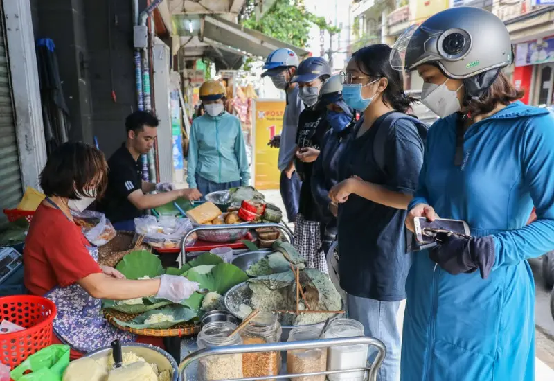 Kh&aacute;m ph&aacute; h&agrave;ng x&ocirc;i l&aacute; sen đắt kh&aacute;ch v&agrave; ngon nhất S&agrave;i G&ograve;n 2