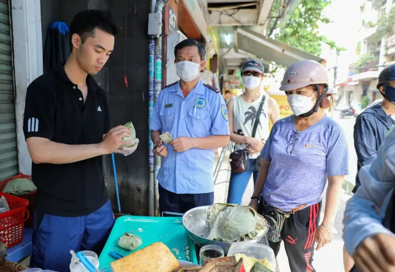 Kh&aacute;m ph&aacute; h&agrave;ng x&ocirc;i l&aacute; sen đắt kh&aacute;ch v&agrave; ngon nhất S&agrave;i G&ograve;n 8