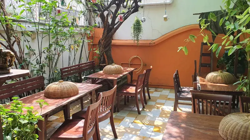 Nh&agrave; h&agrave;ng Cục Gạch Qu&aacute;n: Kh&ocirc;ng gian cơm nh&agrave; Việt đậm chất ho&agrave;i cổ 3