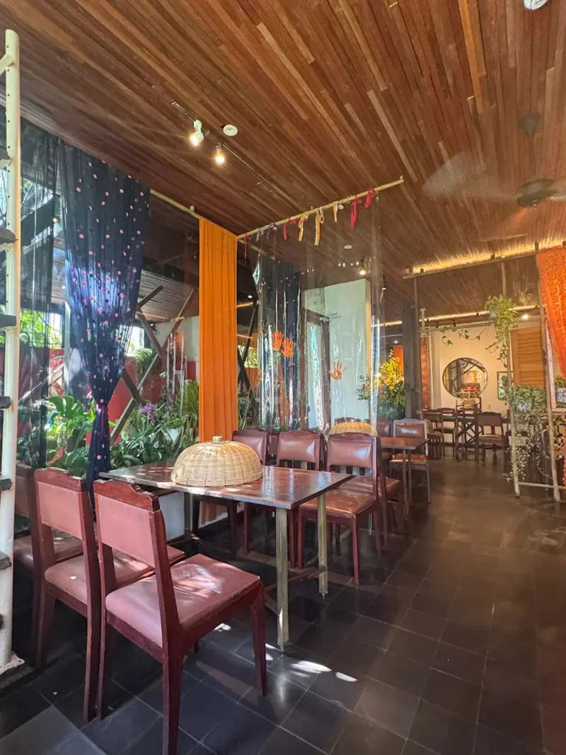 Nh&agrave; h&agrave;ng Cục Gạch Qu&aacute;n: Kh&ocirc;ng gian cơm nh&agrave; Việt đậm chất ho&agrave;i cổ 7
