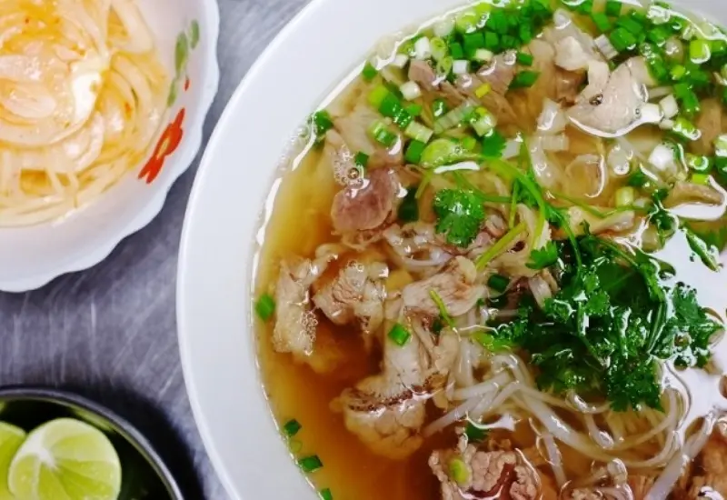 Qu&aacute;n phở Dậu hơn 60 năm tuổi &ldquo;trứ danh&rdquo; giữa l&ograve;ng S&agrave;i G&ograve;n 7