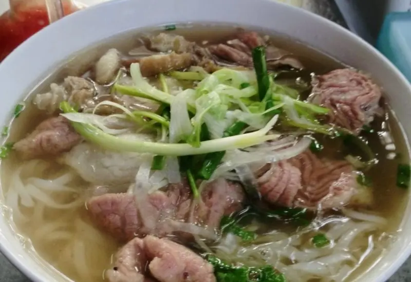 Qu&aacute;n phở Dậu hơn 60 năm tuổi &ldquo;trứ danh&rdquo; giữa l&ograve;ng S&agrave;i G&ograve;n 8