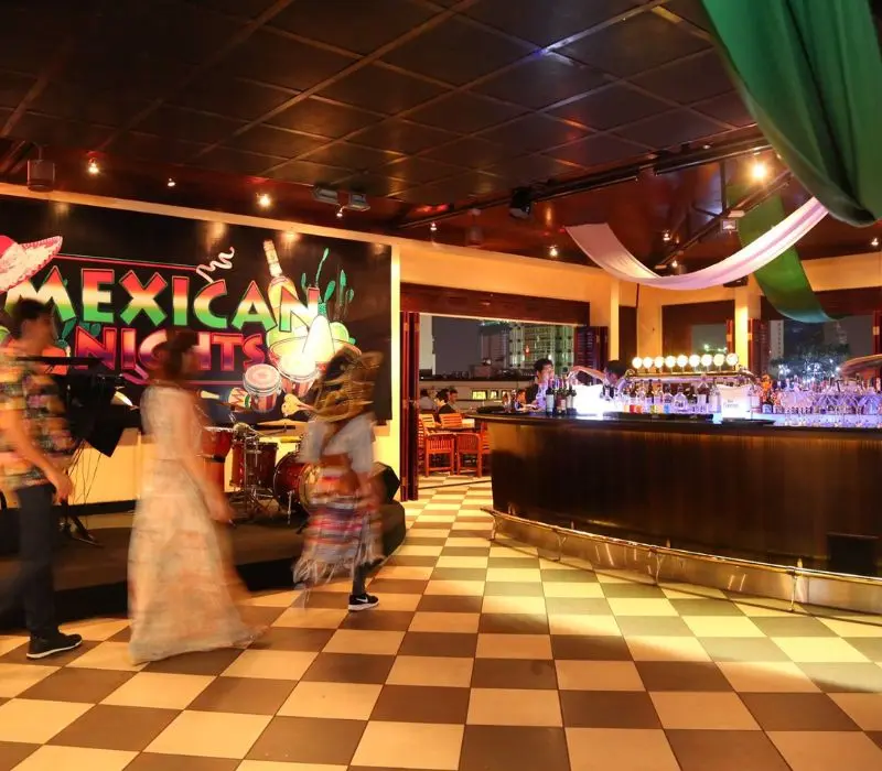 Saigon Saigon Rooftop Bar: Nơi lưu giữ lịch sử S&agrave;i G&ograve;n 3