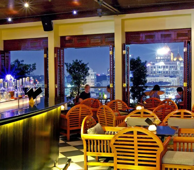 Saigon Saigon Rooftop Bar: Nơi lưu giữ lịch sử S&agrave;i G&ograve;n 5