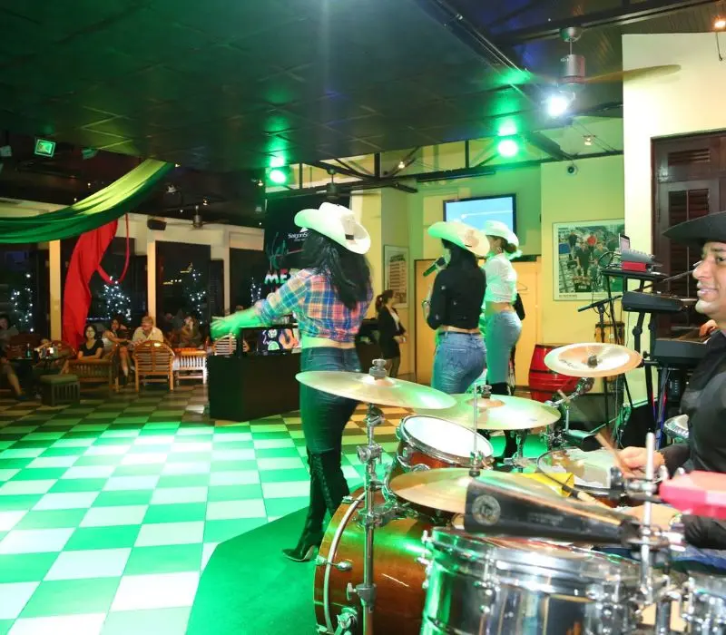 Saigon Saigon Rooftop Bar: Nơi lưu giữ lịch sử S&agrave;i G&ograve;n 8