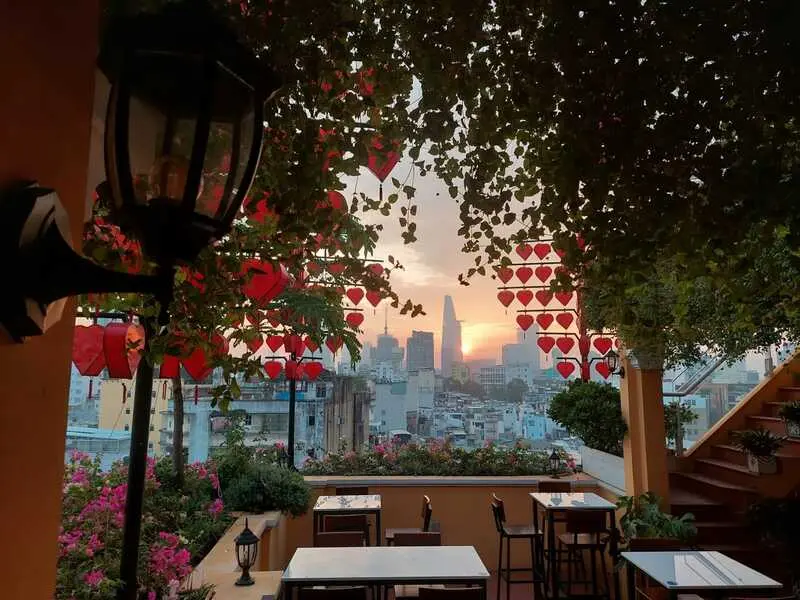 The View Rooftop Bar, kh&ocirc;ng gian Hội An giữa l&ograve;ng S&agrave;i G&ograve;n hoa lệ 4