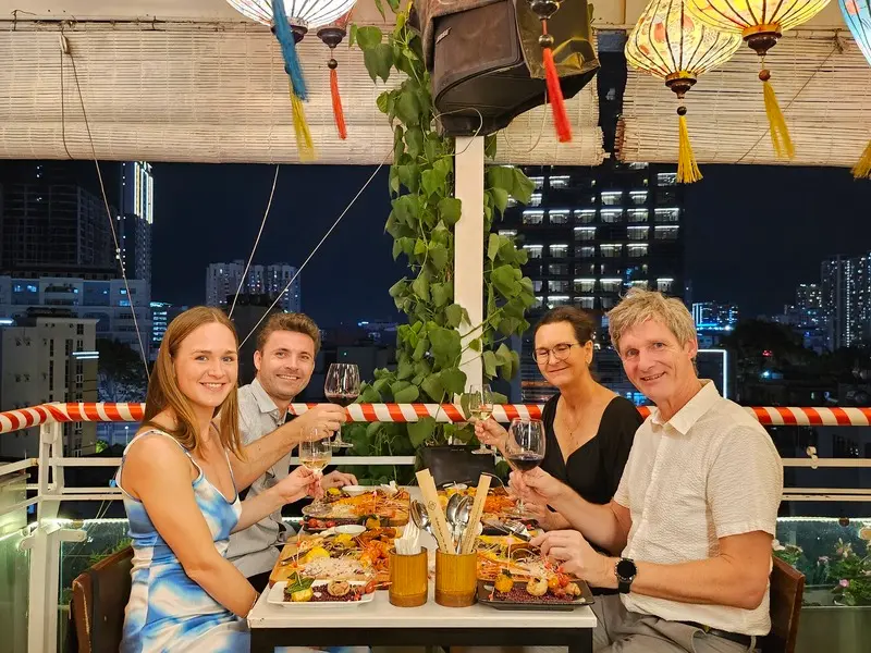 The View Rooftop Bar, kh&ocirc;ng gian Hội An giữa l&ograve;ng S&agrave;i G&ograve;n hoa lệ 9