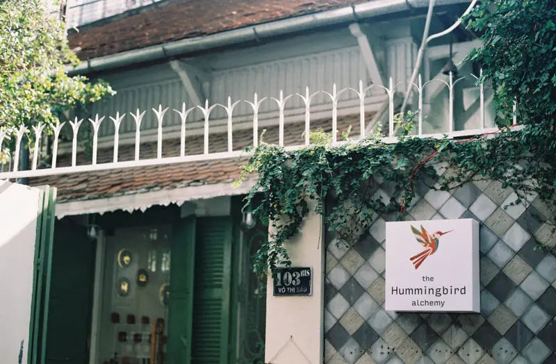 Thưởng thức c&agrave; ph&ecirc; đ&uacute;ng điệu tại Hummingbird Cafe Saigon 2