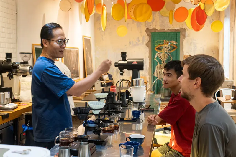 Thưởng thức c&agrave; ph&ecirc; đ&uacute;ng điệu tại Hummingbird Cafe Saigon 6