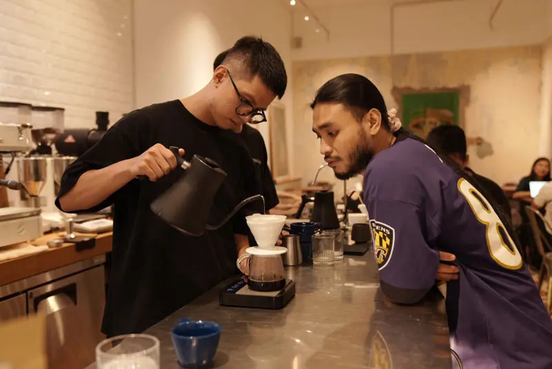 Thưởng thức c&agrave; ph&ecirc; đ&uacute;ng điệu tại Hummingbird Cafe Saigon 11