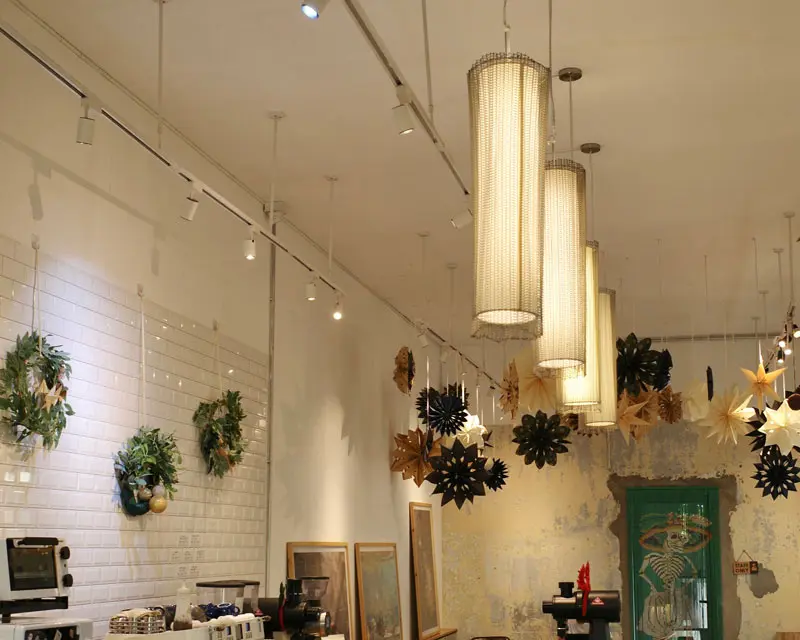 Thưởng thức c&agrave; ph&ecirc; đ&uacute;ng điệu tại Hummingbird Cafe Saigon 8