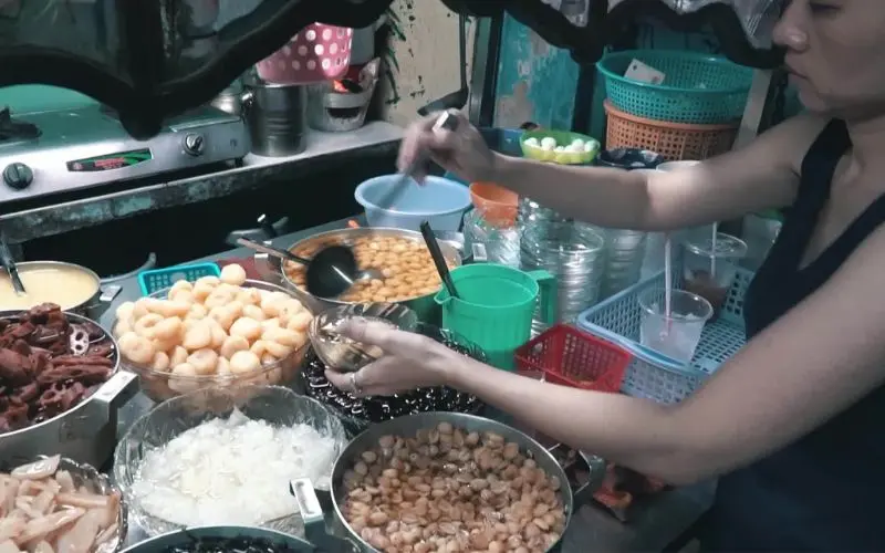 Thưởng thức ch&egrave; cột điện, qu&aacute;n ch&egrave; &ldquo;&acirc;m phủ&rdquo; 80 năm vẫn tấp nập kh&aacute;ch 6