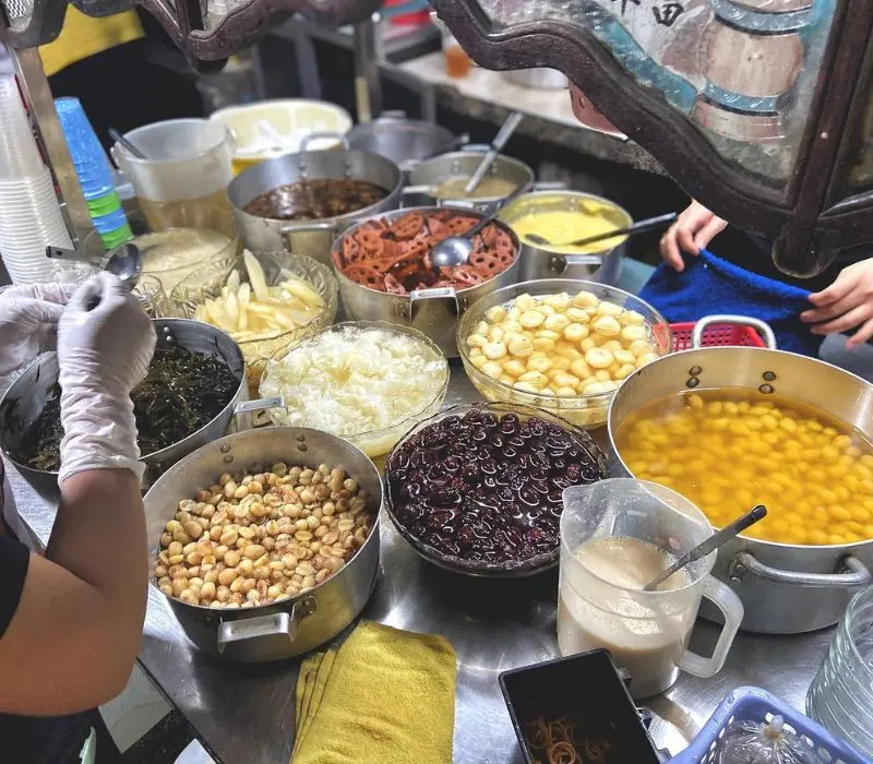 Thưởng thức ch&egrave; cột điện, qu&aacute;n ch&egrave; &ldquo;&acirc;m phủ&rdquo; 80 năm vẫn tấp nập kh&aacute;ch 7
