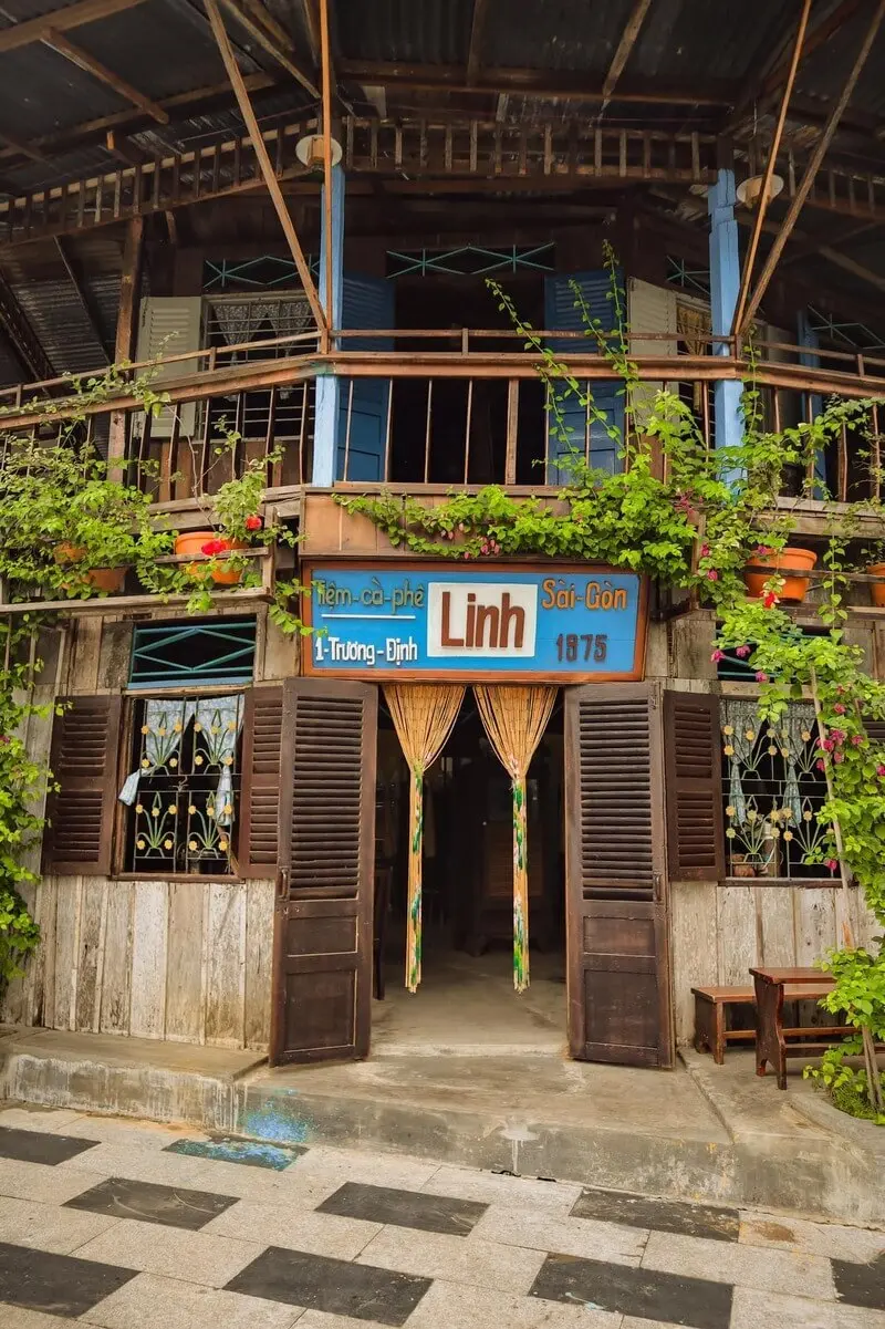 Tiệm Cà Phê Linh: Nơi thời gian dừng lại giữa Sài Gòn 1975 2