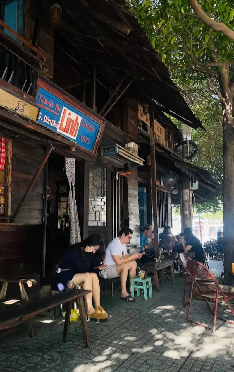 Tiệm Cà Phê Linh: Nơi thời gian dừng lại giữa Sài Gòn 1975 14