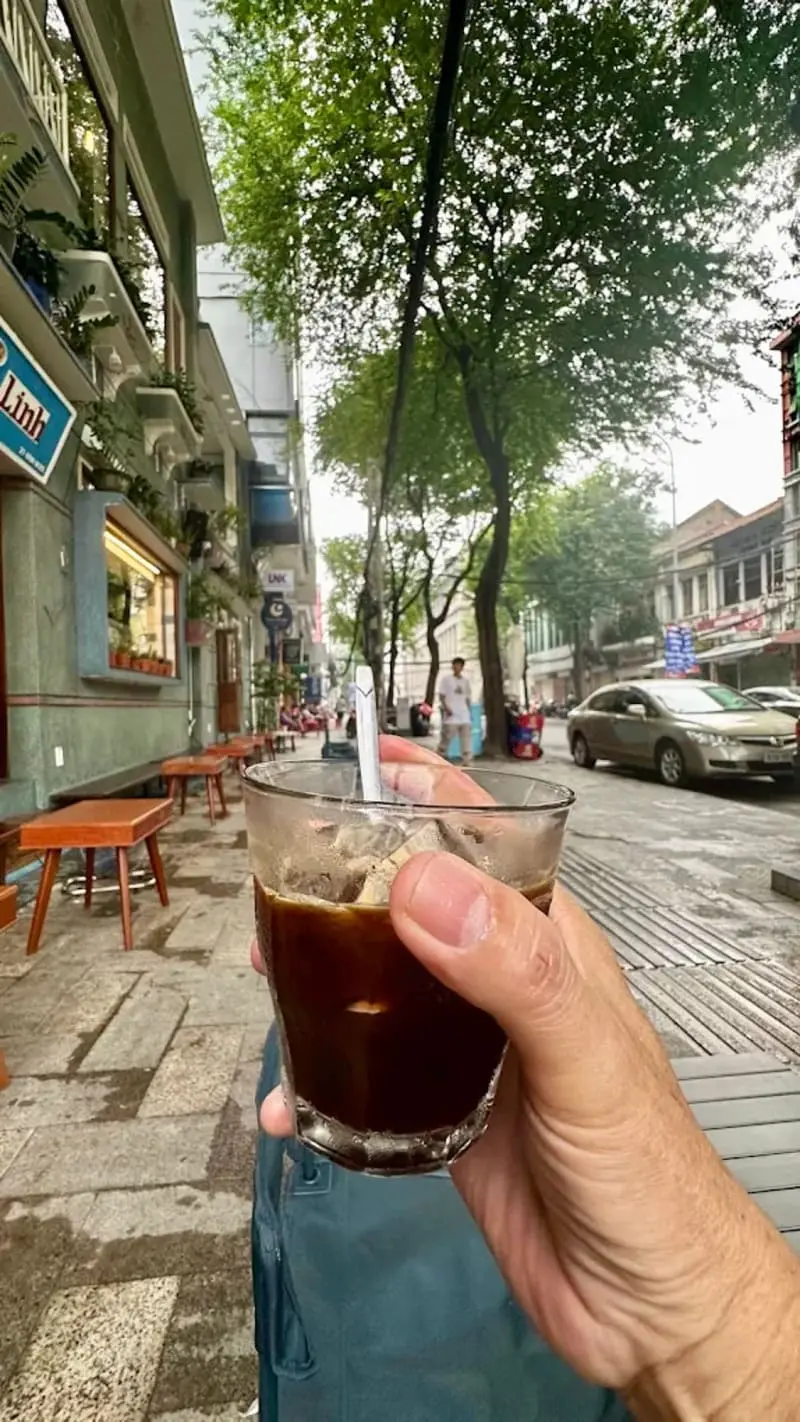 Tiệm Cà Phê Linh: Nơi thời gian dừng lại giữa Sài Gòn 1975 12
