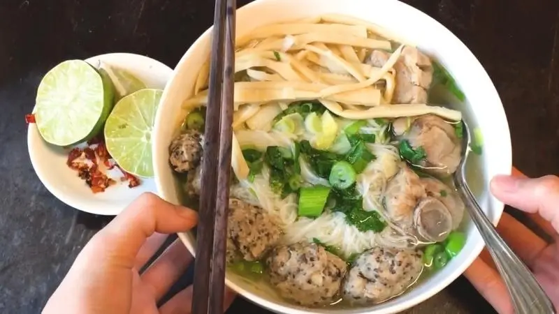 Top 10 qu&aacute;n b&uacute;n mọc ở S&agrave;i G&ograve;n giữ nguy&ecirc;n hương vị truyền thống 6