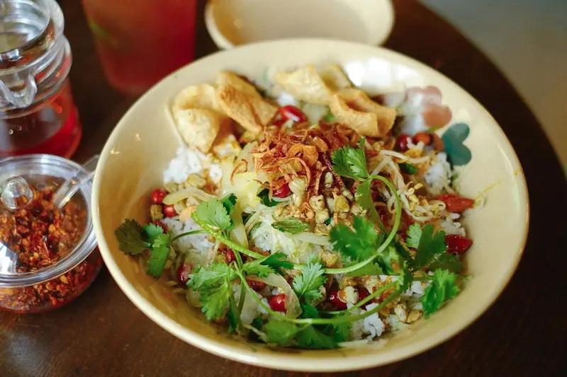 Top 10 qu&aacute;n cơm hến ngon đ&uacute;ng vị Huế giữa l&ograve;ng S&agrave;i G&ograve;n 11