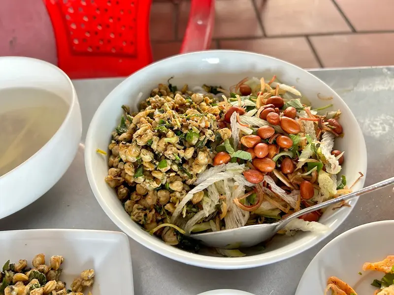 Top 10 qu&aacute;n cơm hến ngon đ&uacute;ng vị Huế giữa l&ograve;ng S&agrave;i G&ograve;n 10
