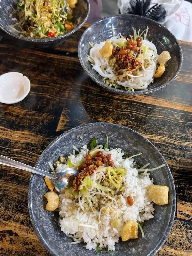 Top 10 qu&aacute;n cơm hến ngon đ&uacute;ng vị Huế giữa l&ograve;ng S&agrave;i G&ograve;n 5