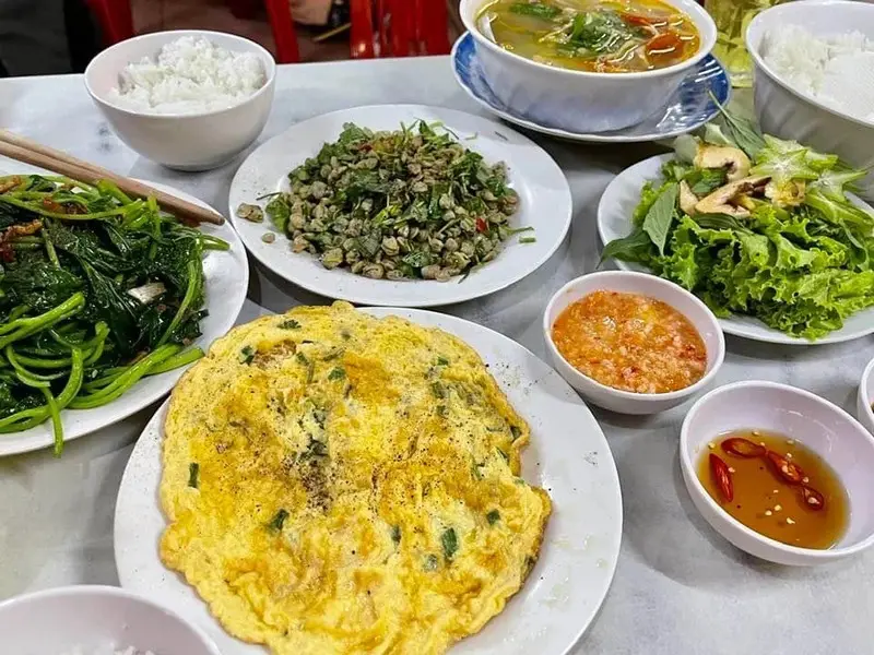 Top 10 qu&aacute;n cơm hến ngon đ&uacute;ng vị Huế giữa l&ograve;ng S&agrave;i G&ograve;n 8