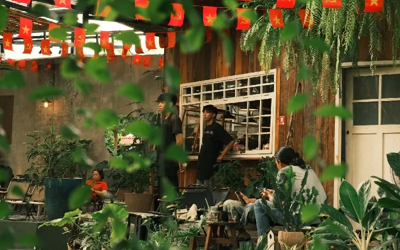 Top 15+ qu&aacute;n cafe s&acirc;n vườn đẹp, tho&aacute;ng m&aacute;t ở TP.HCM 2