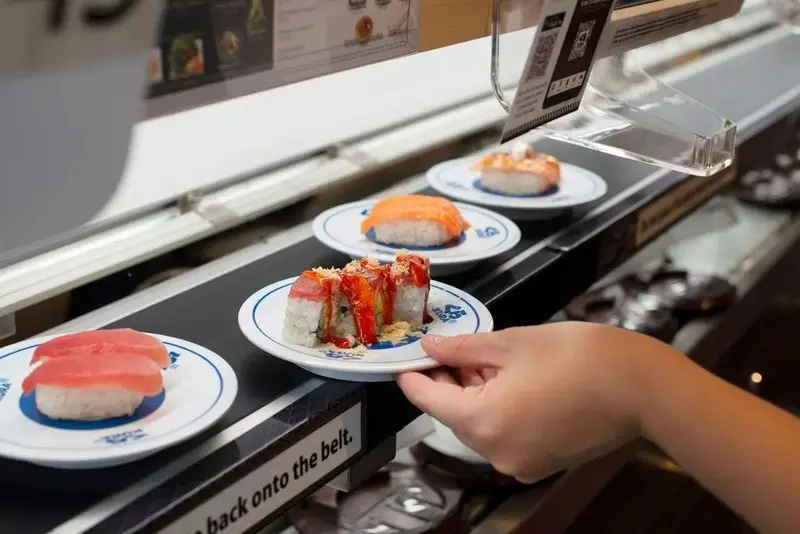 Top 6 qu&aacute;n sushi băng chuyền ngon bổ rẻ tại TP.HCM 10