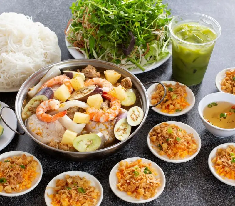 Top nh&agrave; h&agrave;ng m&oacute;n Huế ngon, chuẩn vị cố đ&ocirc; tại quận 1 2