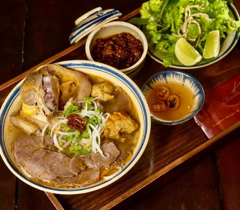 Top nh&agrave; h&agrave;ng m&oacute;n Huế ngon, chuẩn vị cố đ&ocirc; tại quận 1 4