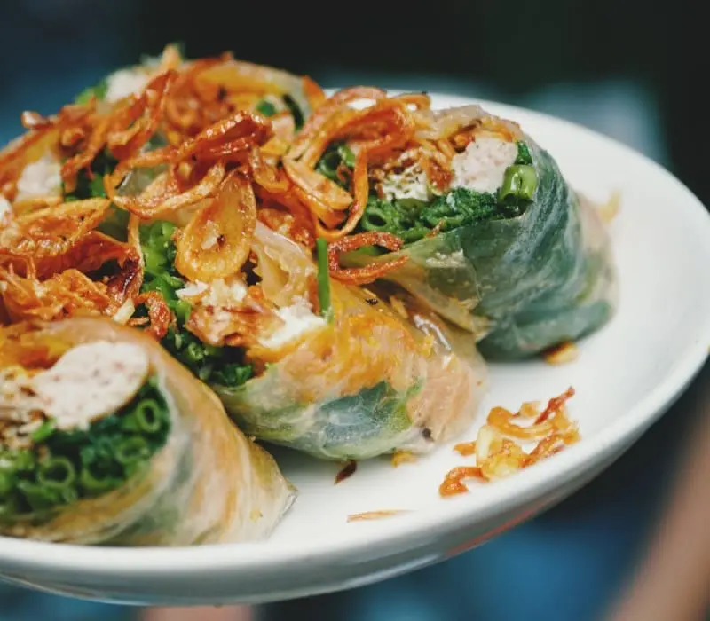 Quẹo hẻm thưởng thức Gỏi cuốn bún riêu Chị Hương nổi tiếng Tân Bình