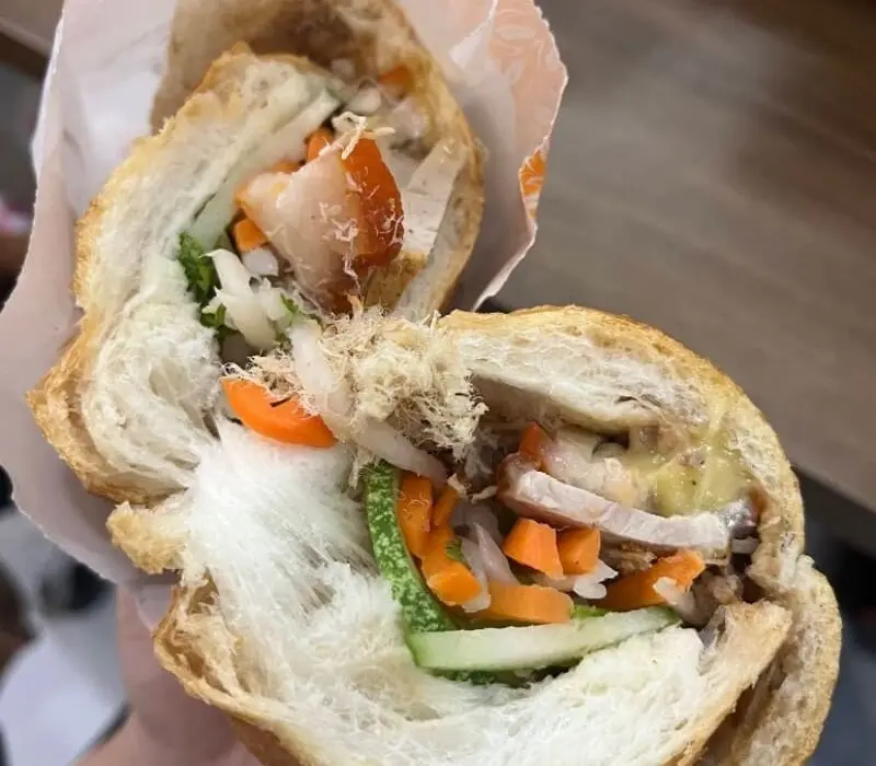 Review Bánh mì 110, đậm đà hương vị ẩm thực đường phố Sài Gòn