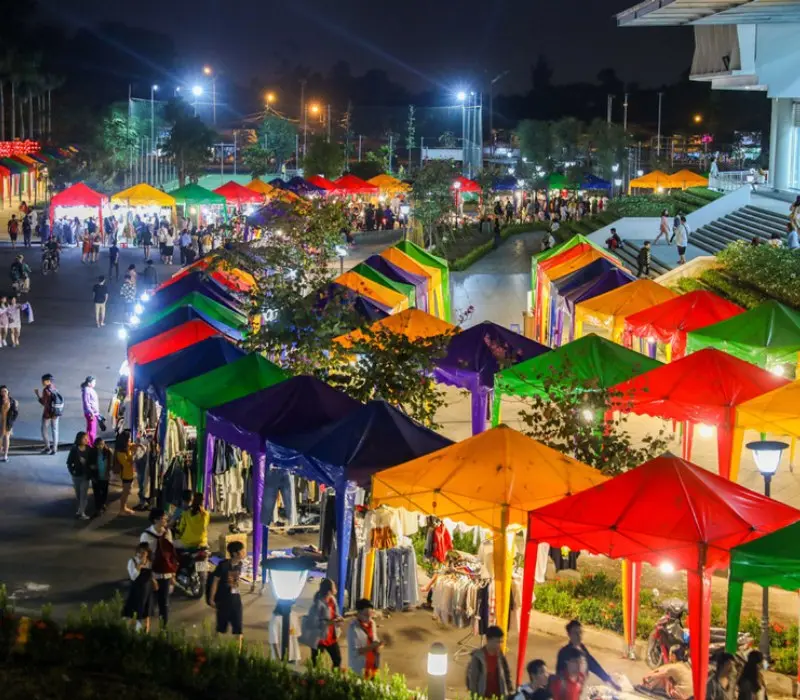 Chợ đêm làng đại học: Thiên đường mua sắm của sinh viên