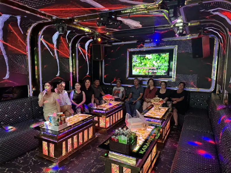 9 qu&aacute;n karaoke H&oacute;c M&ocirc;n c&oacute; d&agrave;n &acirc;m thanh xịn v&agrave; kh&ocirc;ng gian đẹp 4