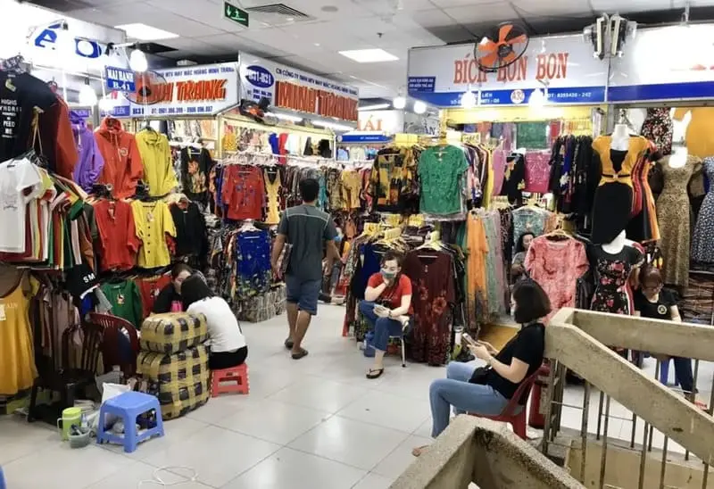 Chợ An Đ&ocirc;ng: Đầu mối thời trang bỏ sỉ sầm uất nhất S&agrave;i th&agrave;nh 4