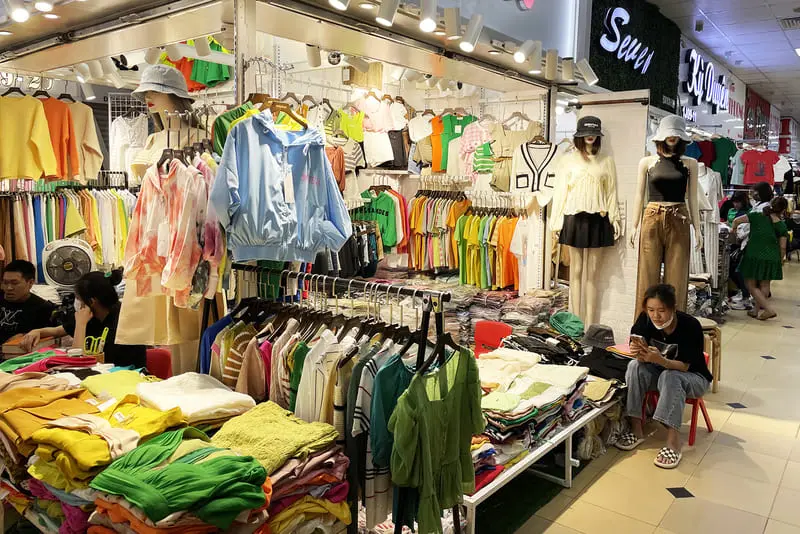 Chợ An Đ&ocirc;ng: Đầu mối thời trang bỏ sỉ sầm uất nhất S&agrave;i th&agrave;nh 6