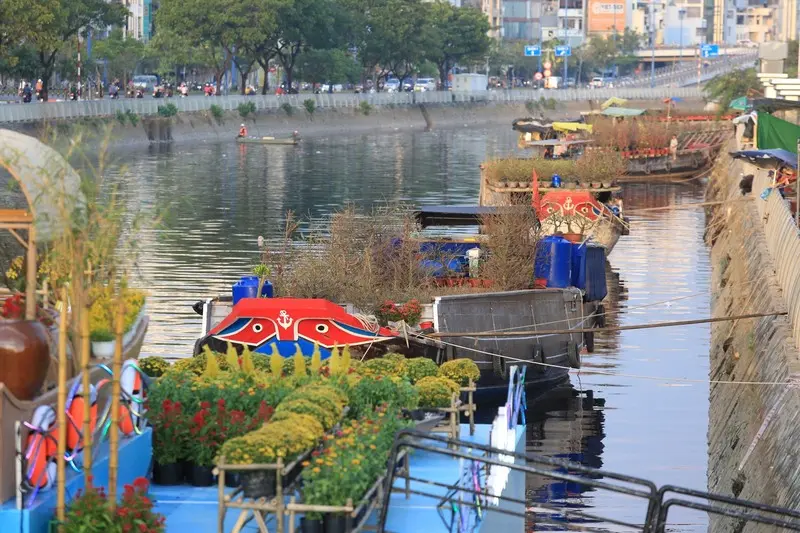 Chợ hoa Bến B&igrave;nh Đ&ocirc;ng nhộn nhịp dịp cận Tết Ất Tỵ 2025 3