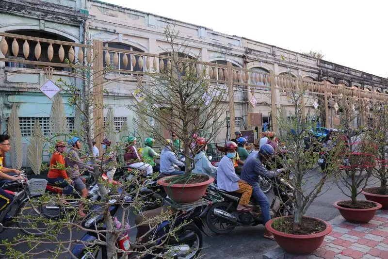 Chợ hoa Bến B&igrave;nh Đ&ocirc;ng nhộn nhịp dịp cận Tết Ất Tỵ 2025 8