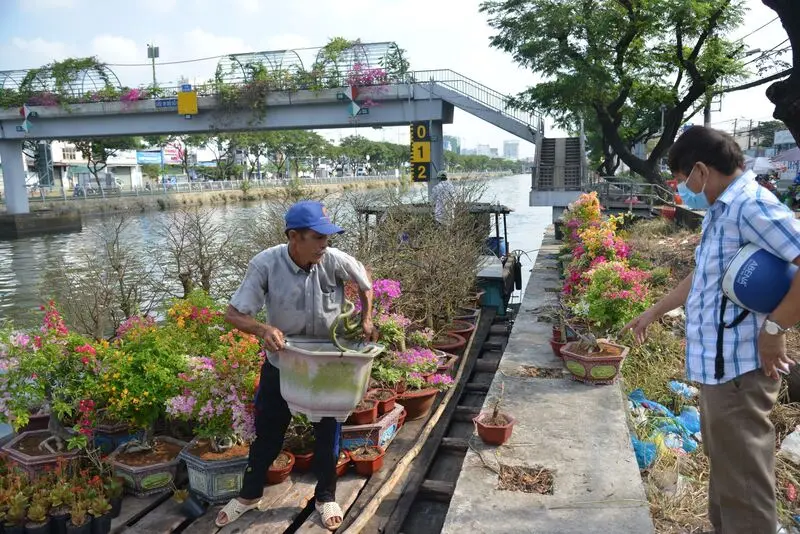 Chợ hoa Bến B&igrave;nh Đ&ocirc;ng nhộn nhịp dịp cận Tết Ất Tỵ 2025 5