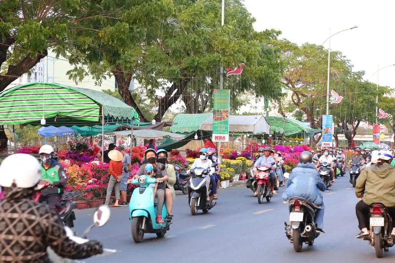 Chợ hoa Bến B&igrave;nh Đ&ocirc;ng nhộn nhịp dịp cận Tết Ất Tỵ 2025 4