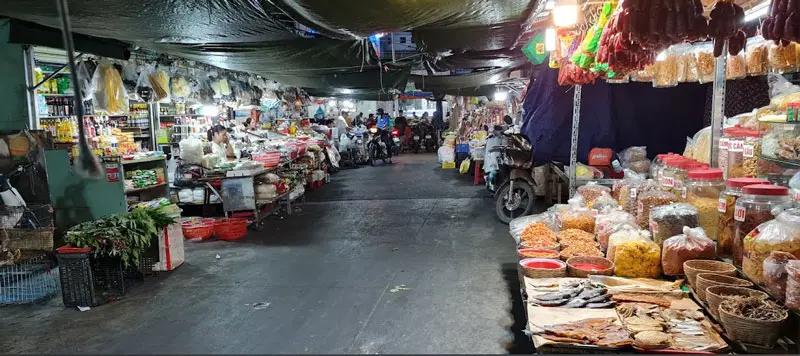 Chợ Ho&agrave;ng Hoa Th&aacute;m: Điểm đến mua sắm độc đ&aacute;o của S&agrave;i G&ograve;n 3