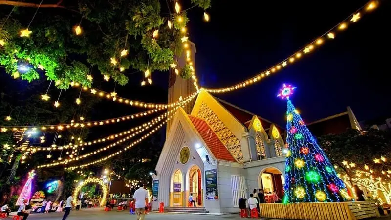 Gh&eacute; 10 nh&agrave; thờ trang tr&iacute; Noel đẹp nhất TP.HCM dịp Gi&aacute;ng sinh 2025 11
