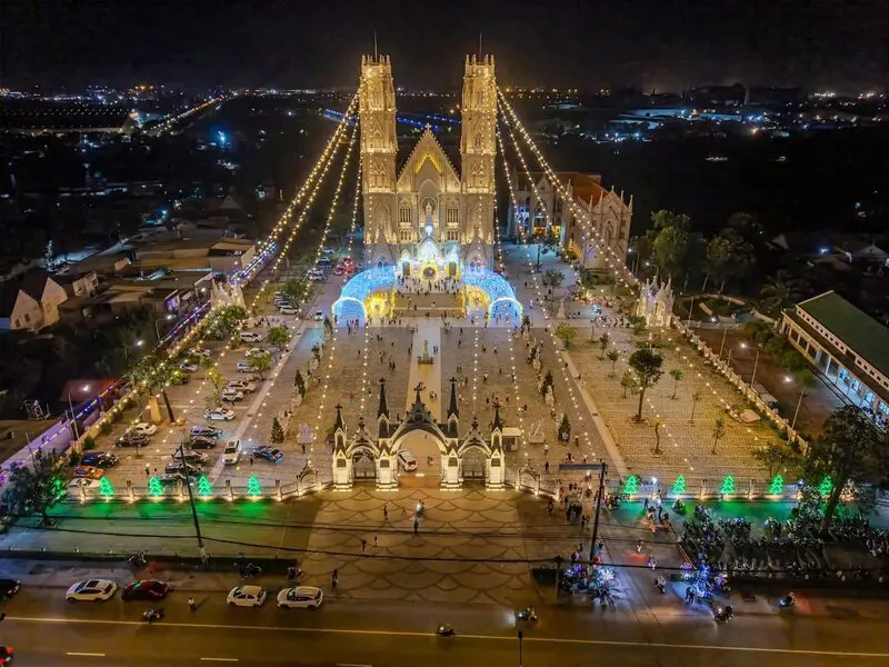Gh&eacute; 10 nh&agrave; thờ trang tr&iacute; Noel đẹp nhất TP.HCM dịp Gi&aacute;ng sinh 2025 9