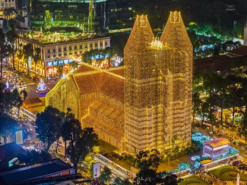 Gh&eacute; 10 nh&agrave; thờ trang tr&iacute; Noel đẹp nhất TP.HCM dịp Gi&aacute;ng sinh 2025 2