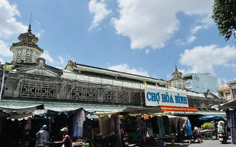 Kh&aacute;m ph&aacute; chợ H&ograve;a B&igrave;nh: Điểm hẹn ẩm thực v&agrave; văn h&oacute;a ở Quận 5 3