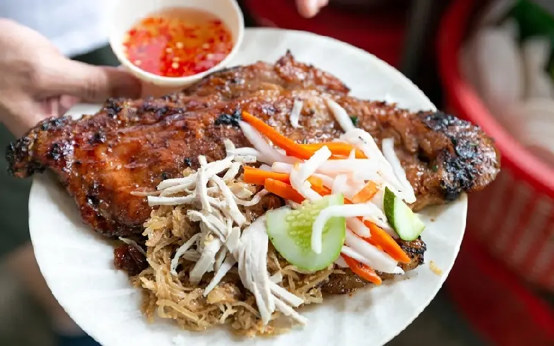 Kh&aacute;m ph&aacute; chợ H&ograve;a B&igrave;nh: Điểm hẹn ẩm thực v&agrave; văn h&oacute;a ở Quận 5 6