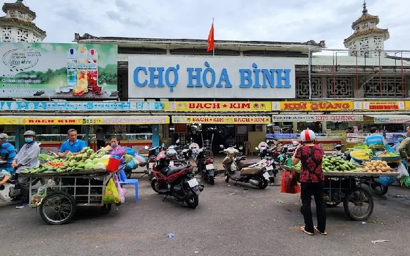 Kh&aacute;m ph&aacute; chợ H&ograve;a B&igrave;nh: Điểm hẹn ẩm thực v&agrave; văn h&oacute;a ở Quận 5 2