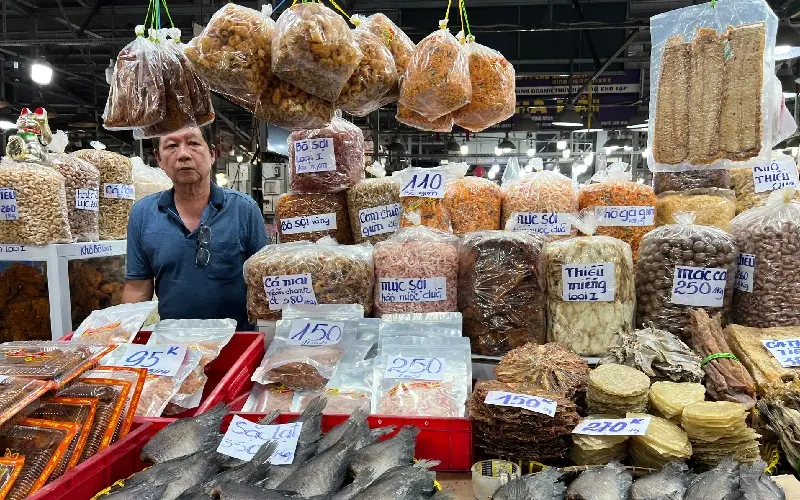 Kh&aacute;m ph&aacute; chợ H&ograve;a B&igrave;nh: Điểm hẹn ẩm thực v&agrave; văn h&oacute;a ở Quận 5 7