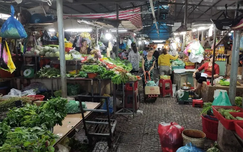 Kh&aacute;m ph&aacute; chợ H&ograve;a B&igrave;nh: Điểm hẹn ẩm thực v&agrave; văn h&oacute;a ở Quận 5 4
