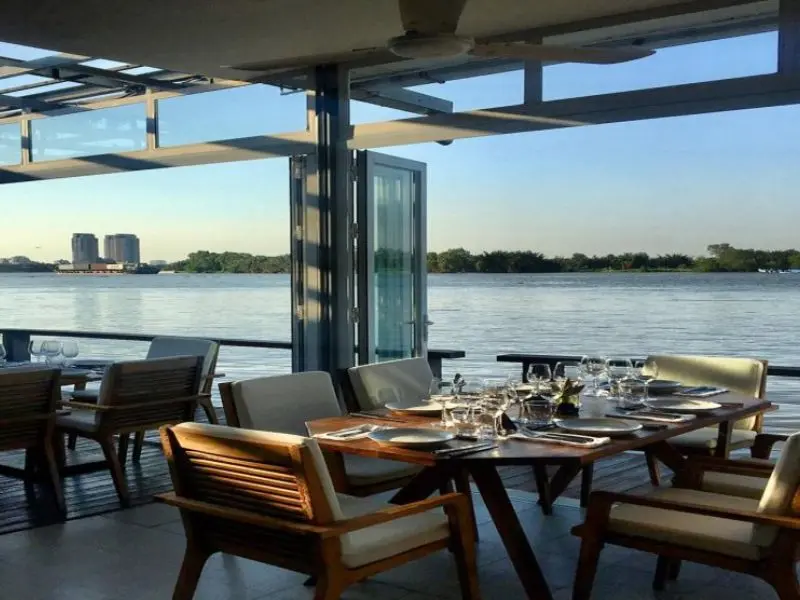 Khám phá The Deck Saigon: Nhà hàng sang trọng bên bờ sông Sài Gòn 3